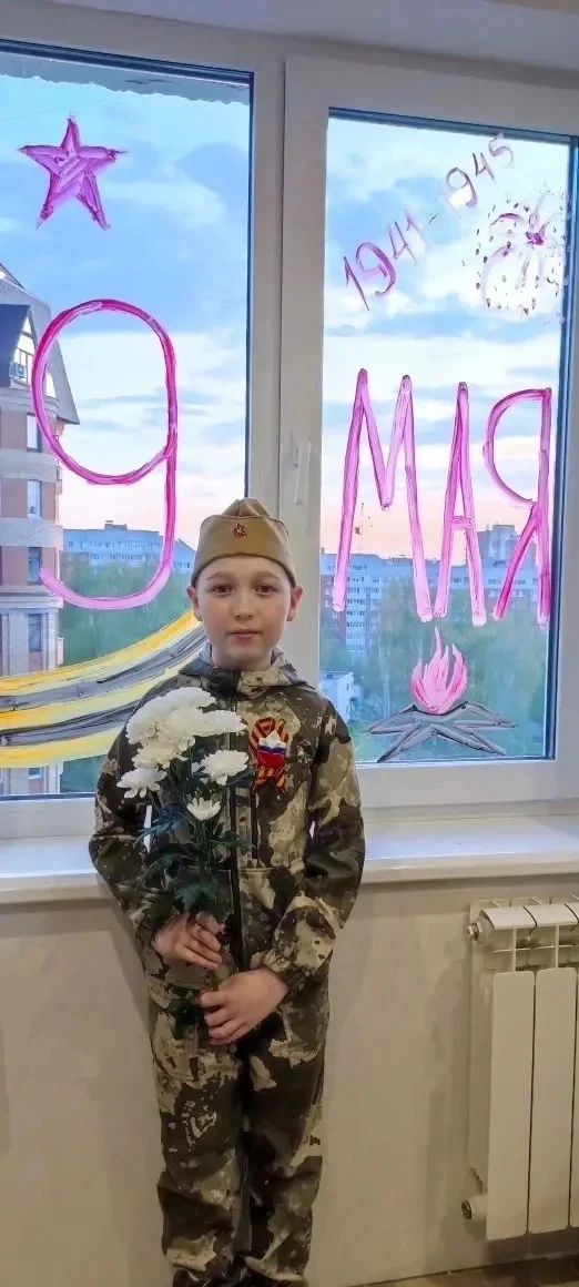 Ученики столичной школы №6 присоединились к масштабной акции «Окна Победы».  В преддверии 9 Мая ребя