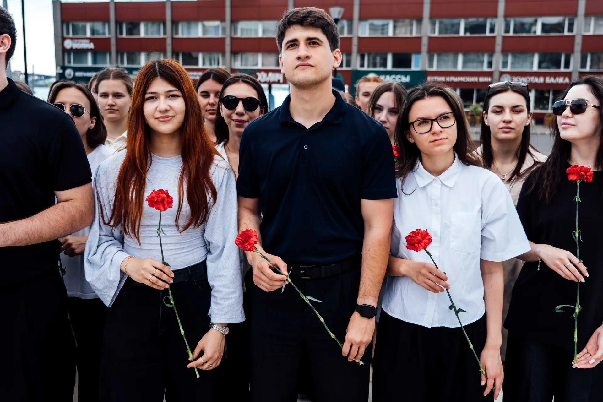 Сегодня, 12 июня, обучающиеся СГЮА возложили цветы к памятнику Петра I, который распола...