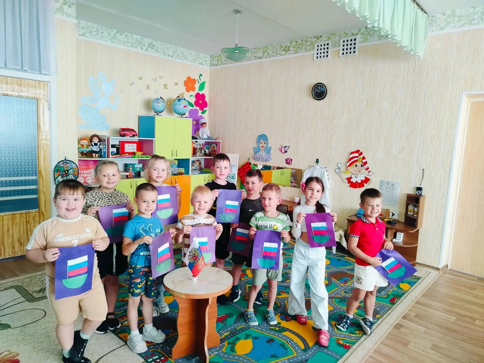 В преддверии праздника - Дня флага России  дошкольники логопедической группы № 6 "Семиц...