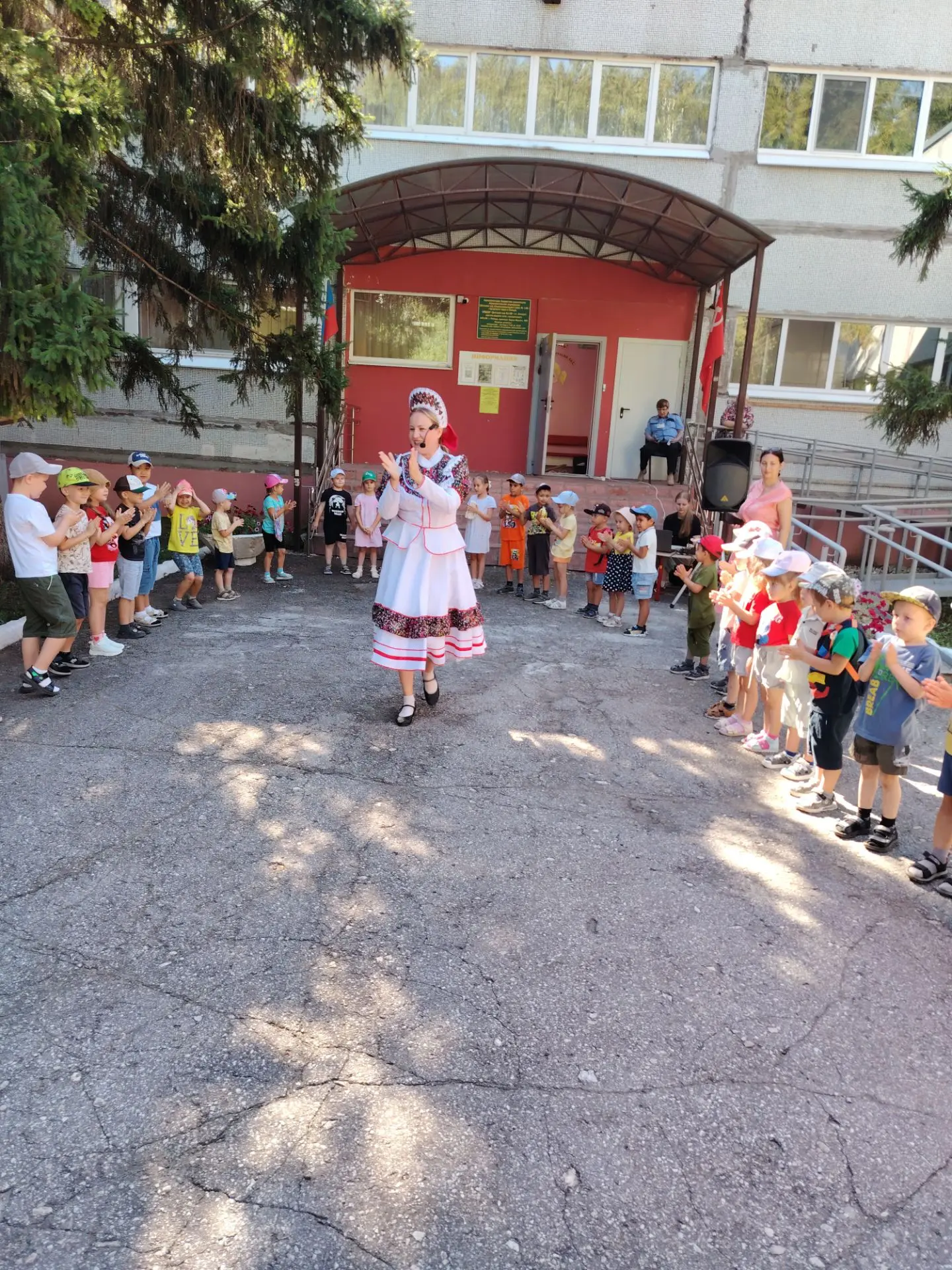 Сегодня в нашем детском саду прошло театральное представление "Дары лета".