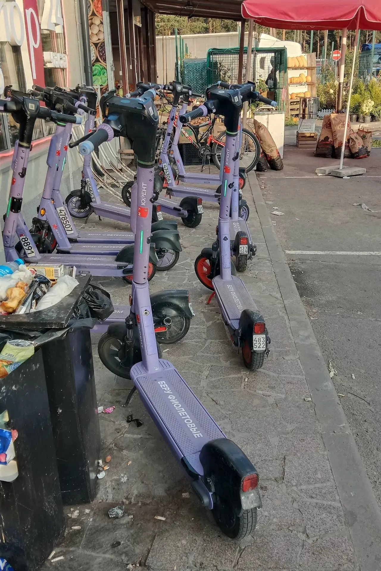 И куда припарковать велосипед, это около пятерочки леншоссе 😁