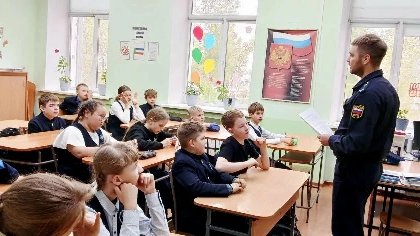 🫡 Пятиклассникам из Хакасии рассказали о буднях судебных приставов  ❓Как проходит рабочий день судеб