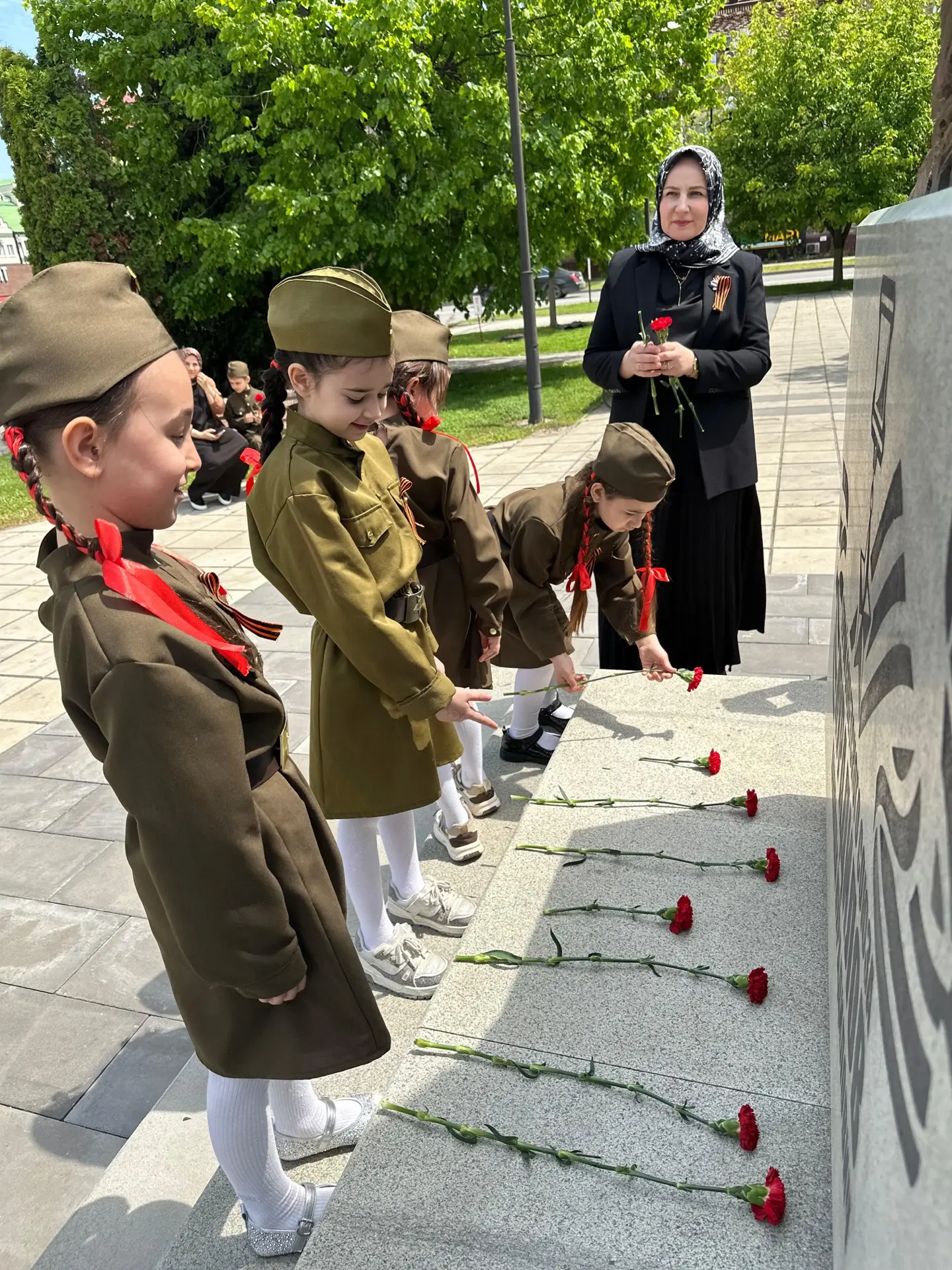 🇷🇺 Память живёт в сердцах самых юных  В преддверии великого Дня Победы первоклассники вместе со свои