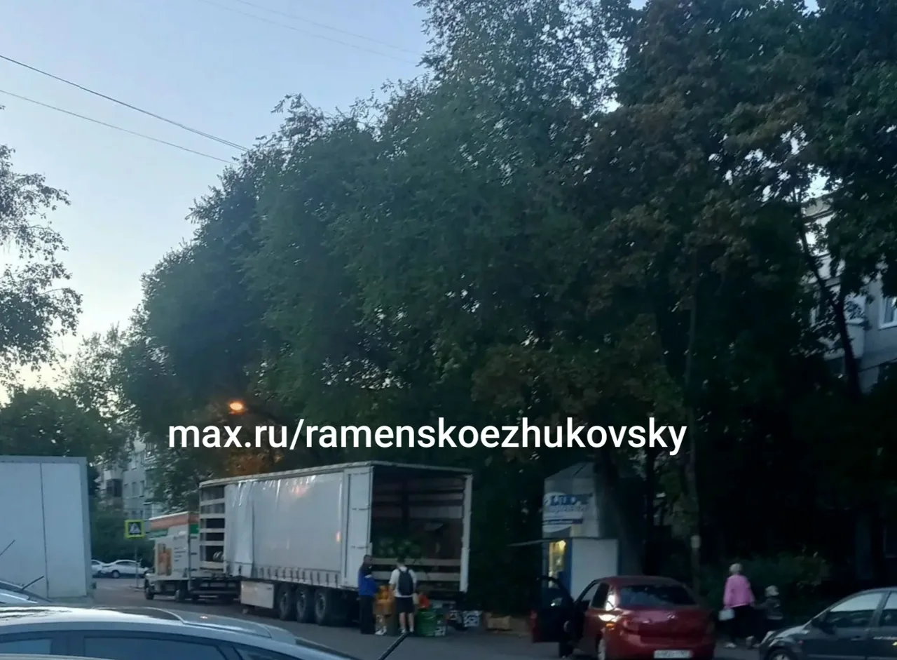 Улица Клубная д. 7 незаконная торговля с машины бахчевыми