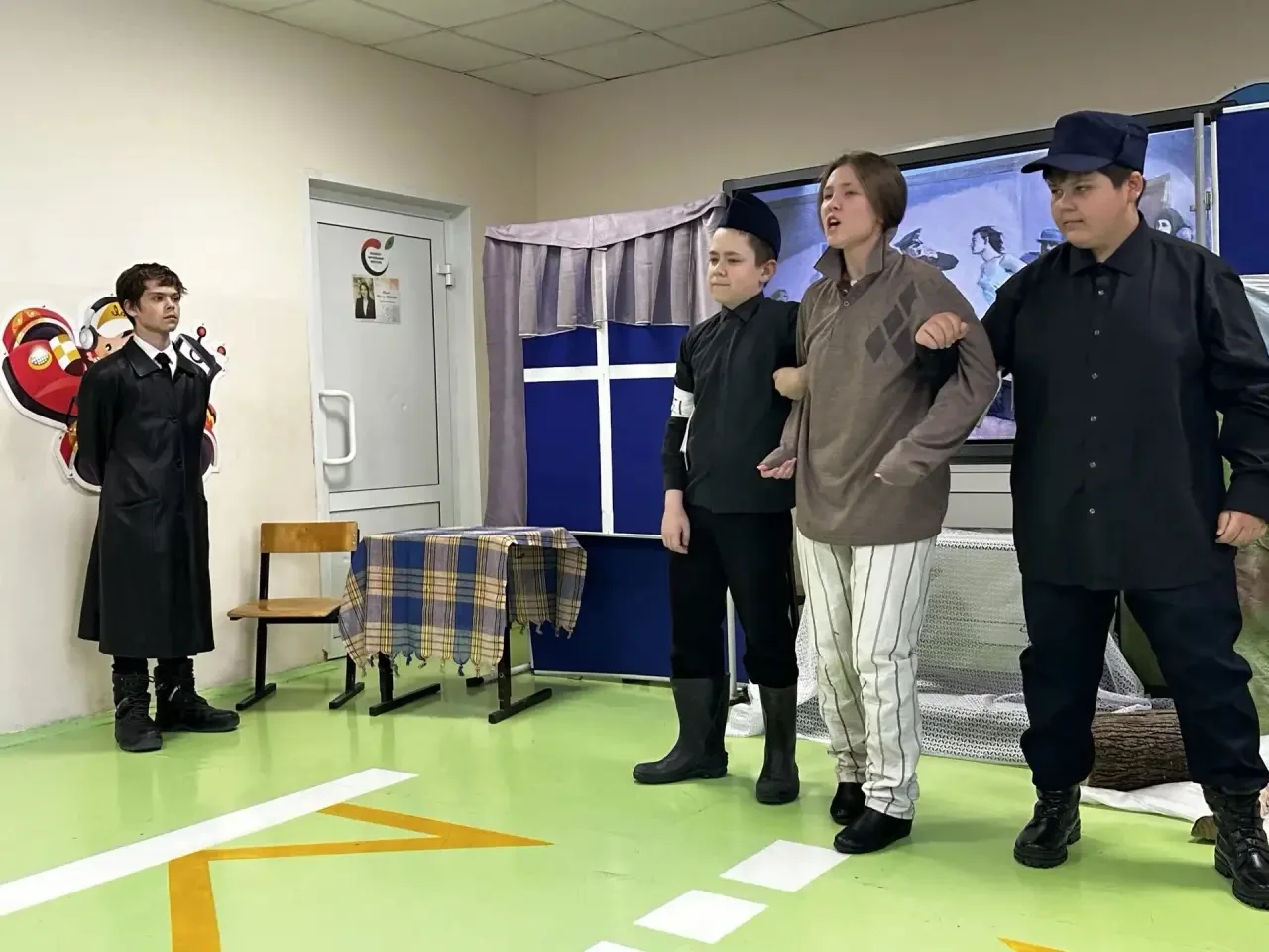 🕯 Спектакль «Зоя». О силе духа и мужестве»  🎭Накануне 9 Мая ребята представили пронзительный спектак