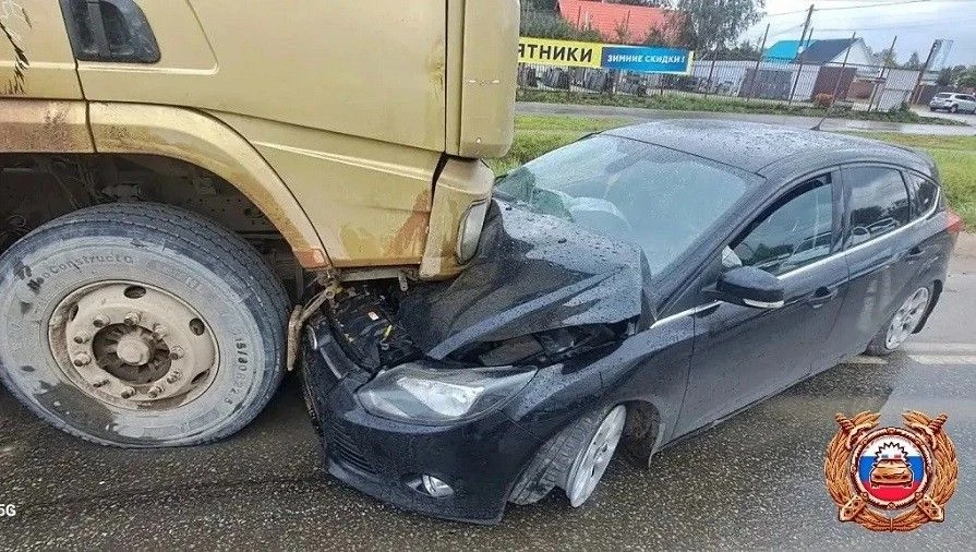 В Тверской области грузовик зажал легковушку