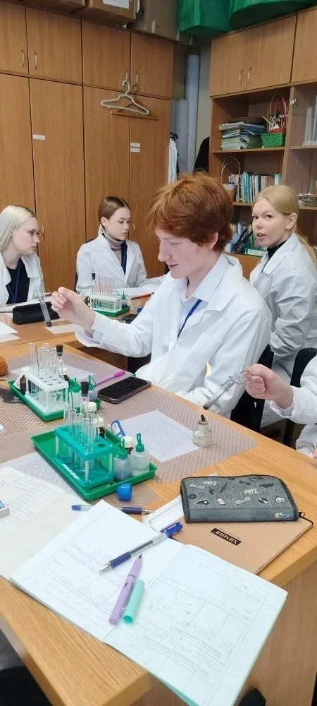 🧪 Практическая работа по химии: «Карбоновые кислоты»   На уроке химии учащиеся 10А медицинского клас