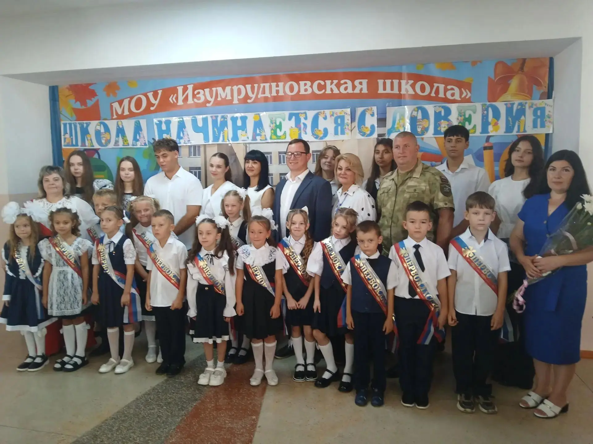 Глава Изумрудновского поселения и депутаты поздравили школьников с Днём знаний