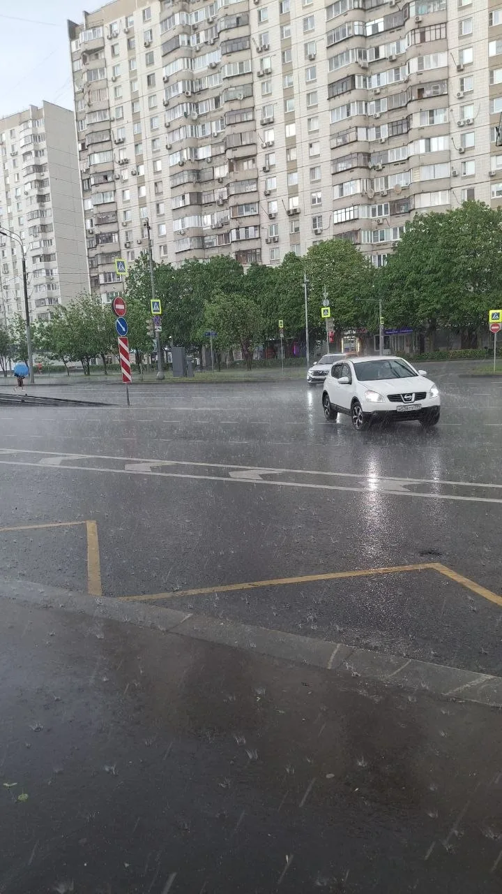 🤩Гроза в Митино в эти минуты: удар молнии из облака в землю несколько минут назад. А ливень 🌧️ хорош
