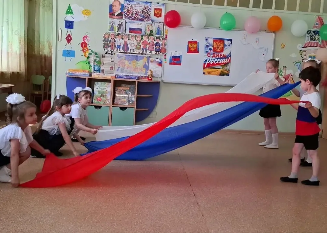 🇷🇺 Сегодня в группе «Колокольчики» — праздник в честь Дня России! 🇷🇺

Наши малыши: 
✔️ читали па