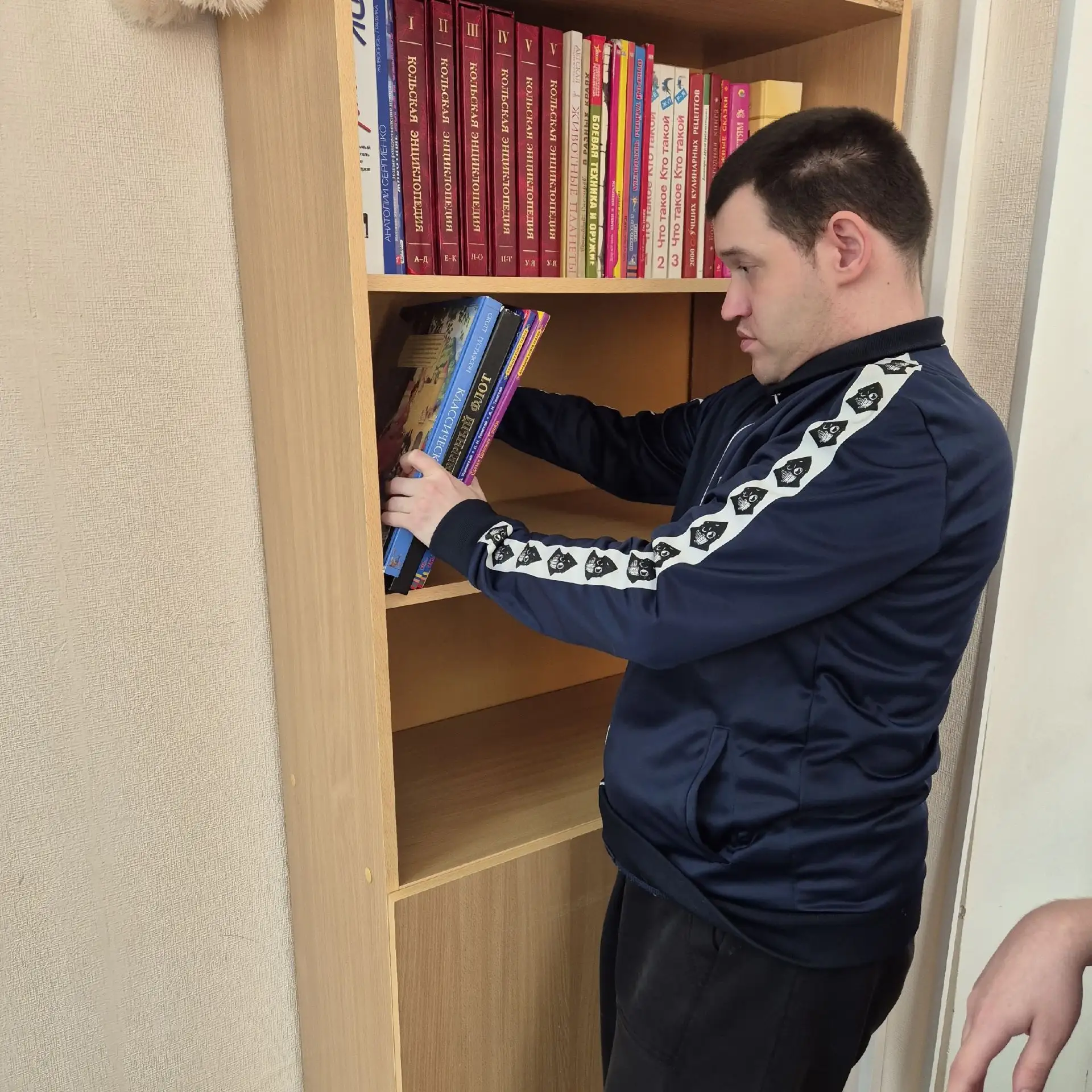 «Уборка книжного шкафа»📚