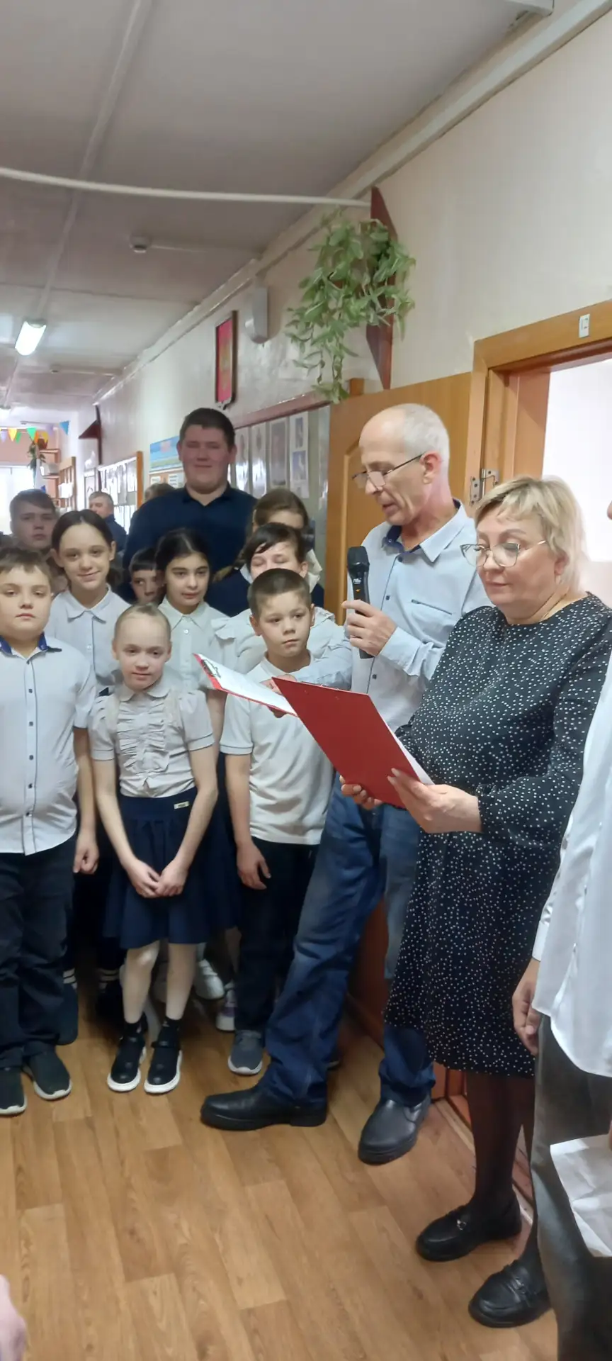 В нашей школе состоялась общешкольная праздничная линейка, посвящённая Международному ж...
