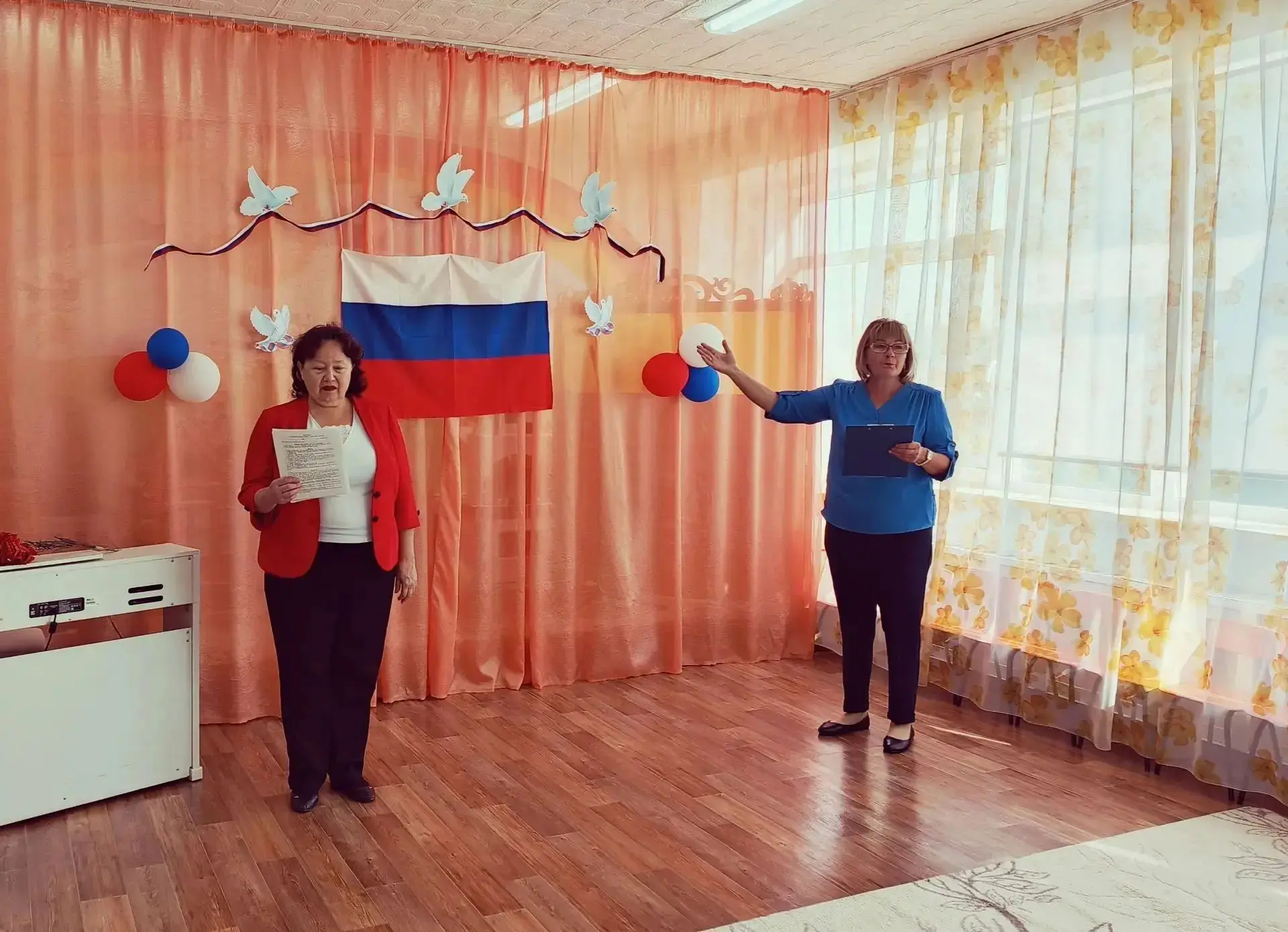 Мы сегодня в честь Дня Флага собрались сюда, друзья,