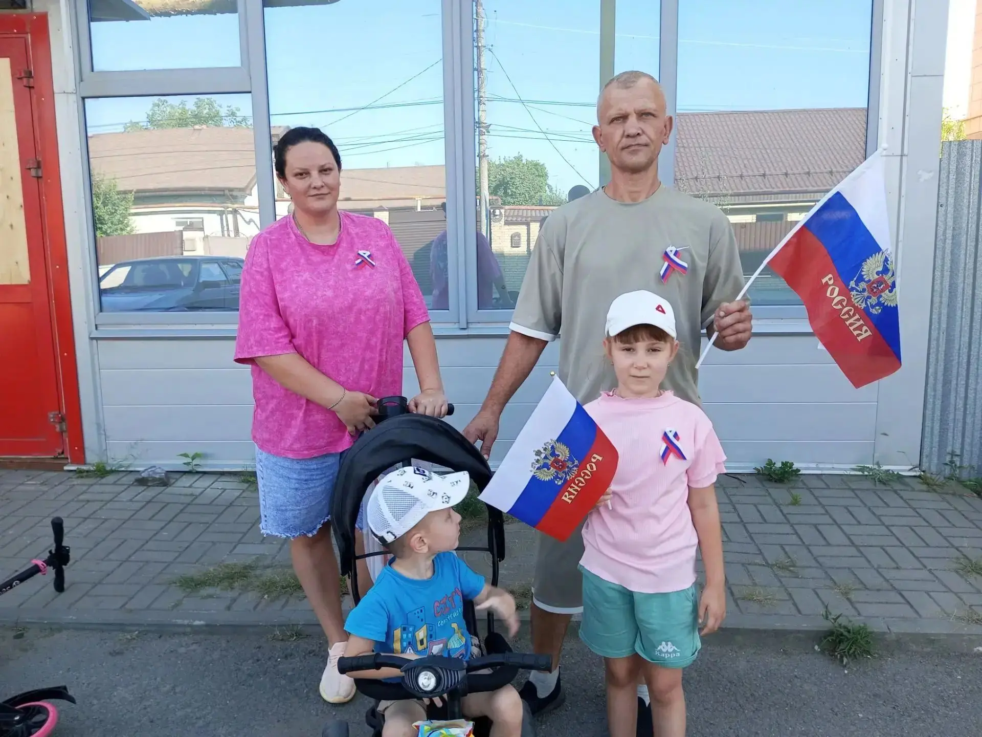 Семья Пироговских приняла участие в фотоконкурсе "БЕЛЫЙ, СИНИЙ, КРАСНЫЙ  - САМЫЙ КРАСИВ...