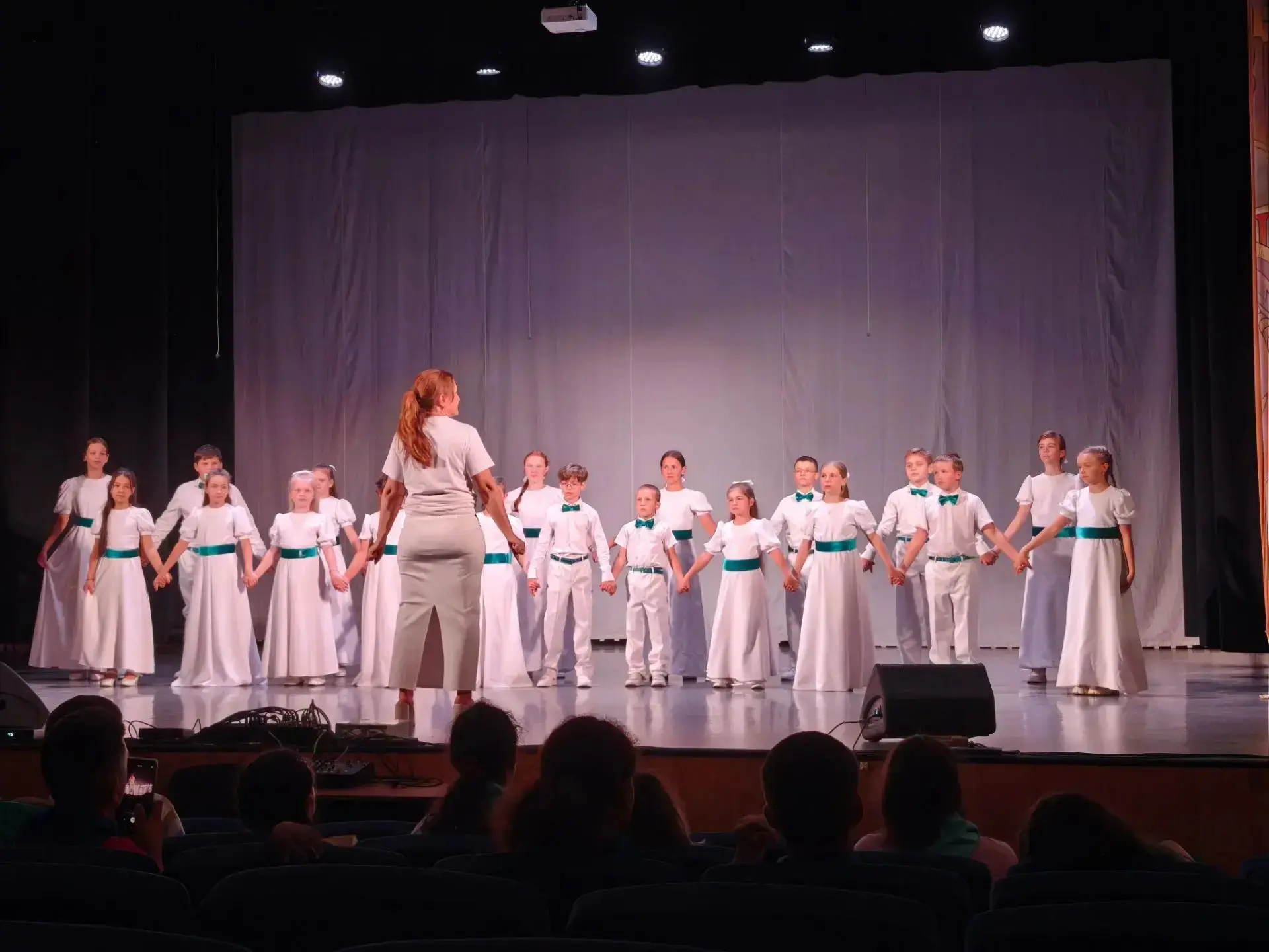 Наши юные зрители отправились в мир сказок — в кукольный театр! 🎭🪄  
Яркие герои, тёплые эмоции и 
