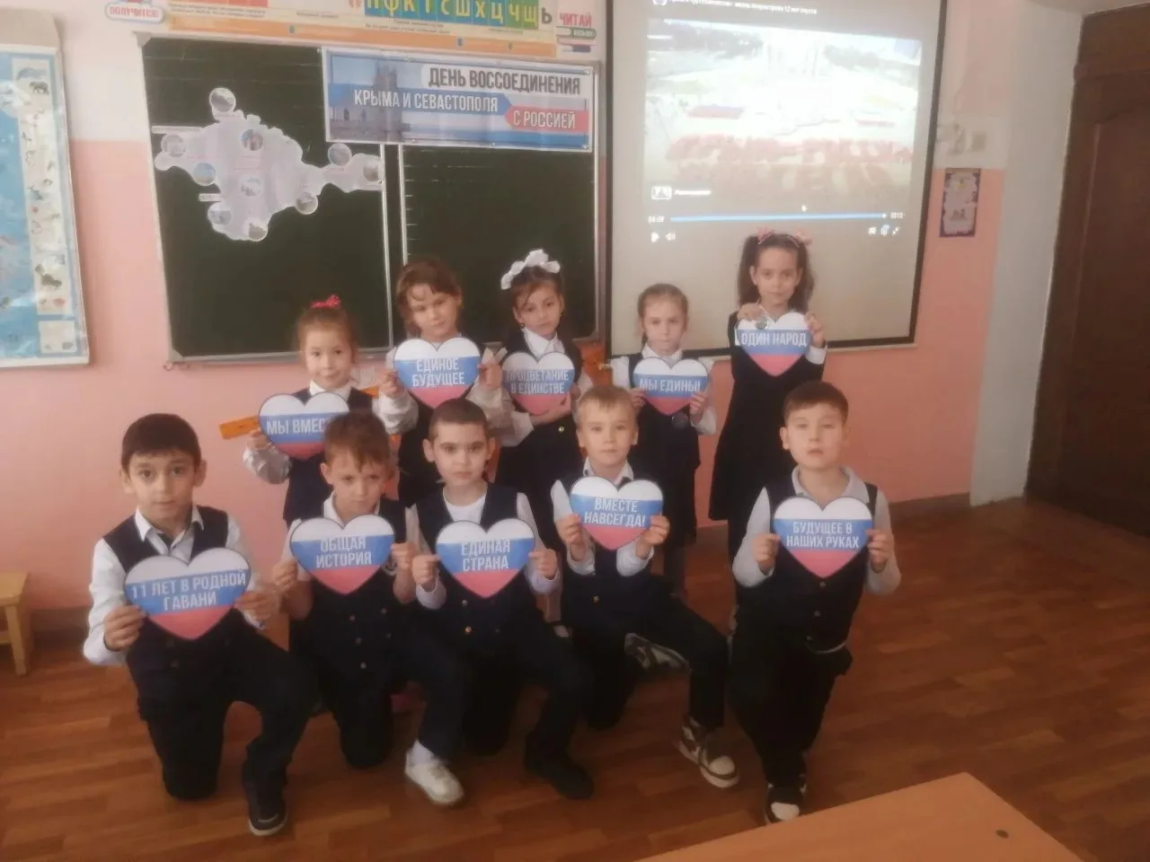 📅 Сегодня в нашей школе прошли классные часы, посвящённые воссоединению Крыма и России! 🇷🇺  Это собы
