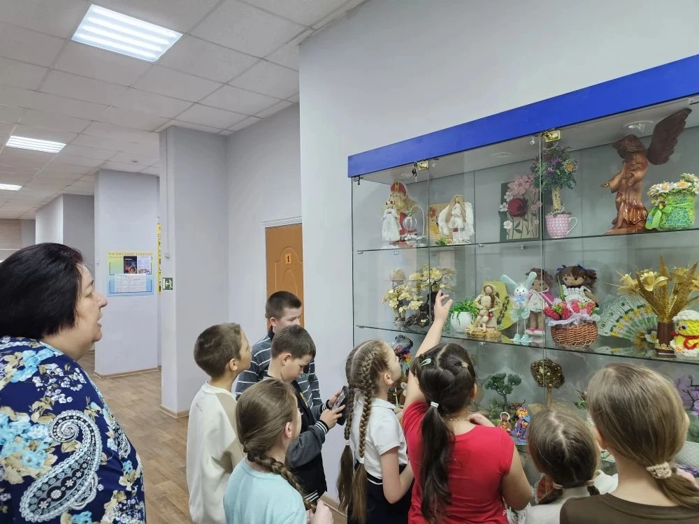 ✨ ГИМНАЗИСТЫ ПОСЕТИЛИ ВЫСТАВКУ "РАДУГА ТАЛАНТОВ"   👥💫 30 марта обучающиеся  2а класса посетили выста
