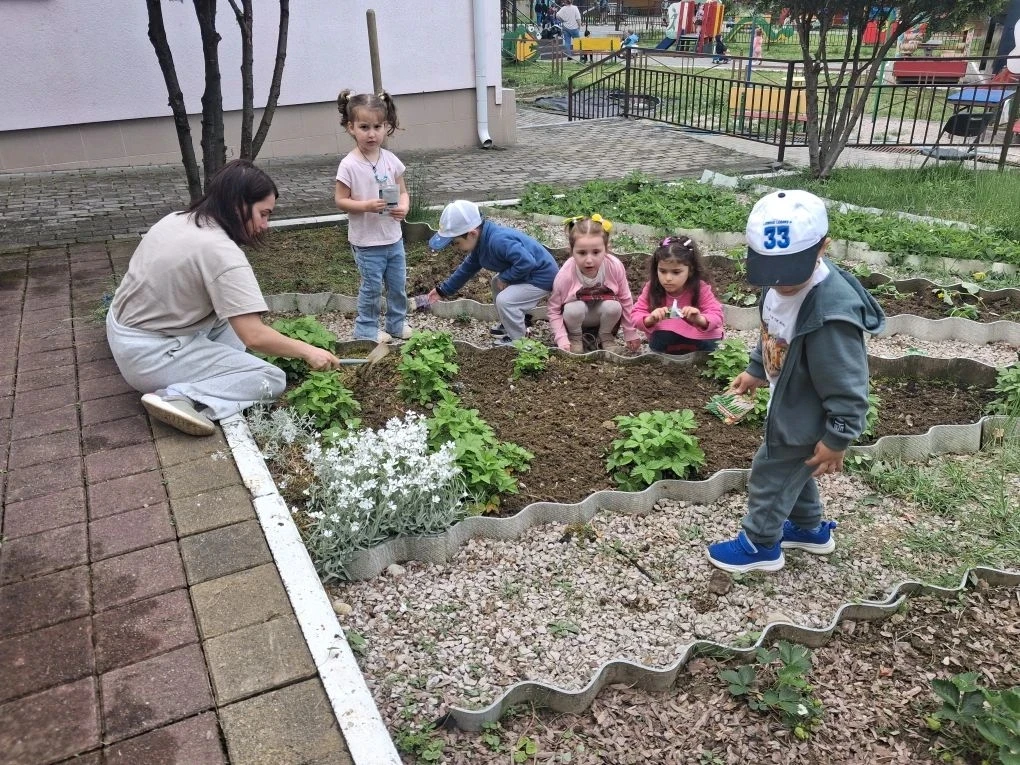 🌱 В рамках городского проекта "Дошкольный агропарк" 🌱

Сегодня в нашем детском саду произошло заме