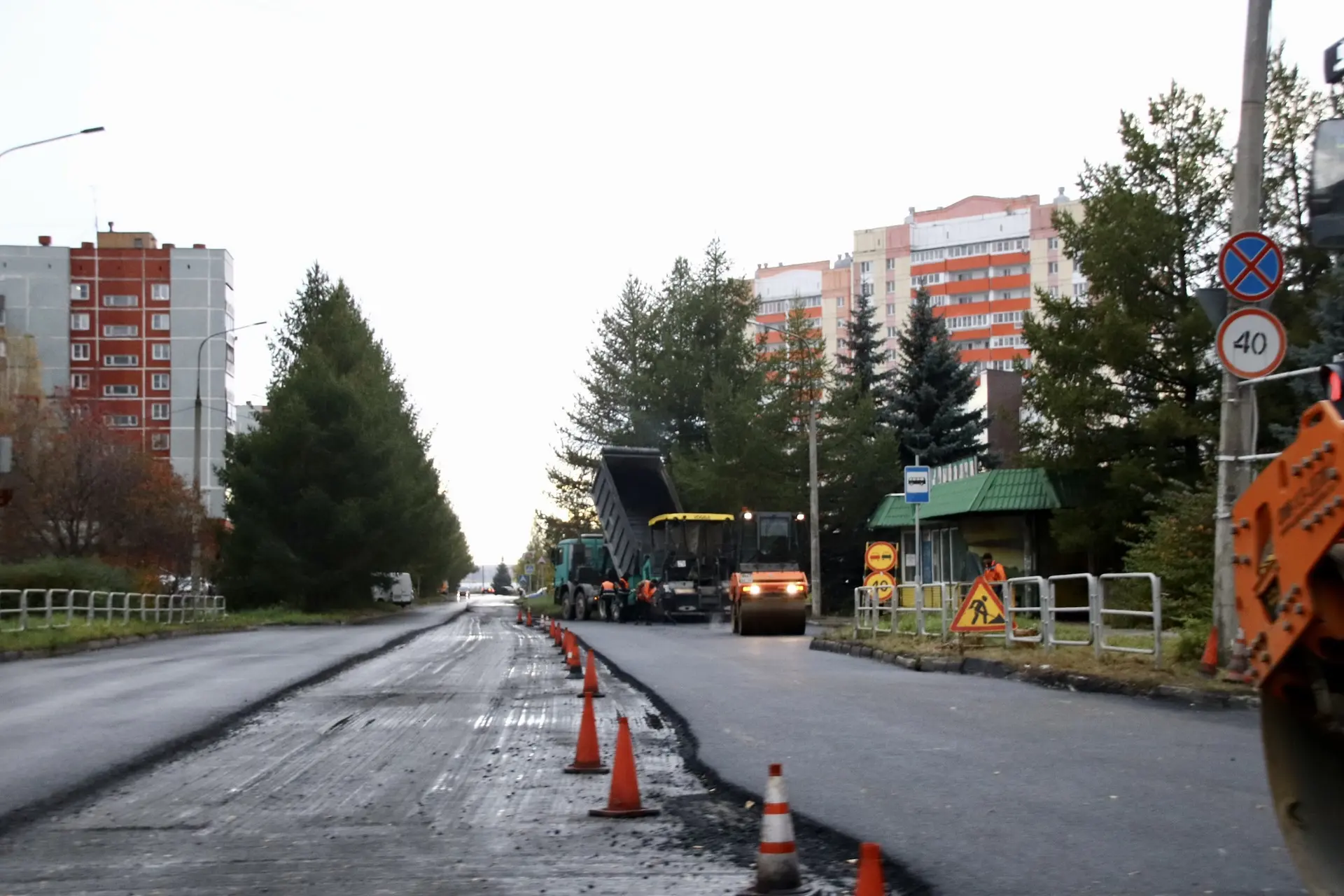 На проспекте Карла Маркса продолжают укладывать асфальт. Подрядчику осталось уложить ещ...