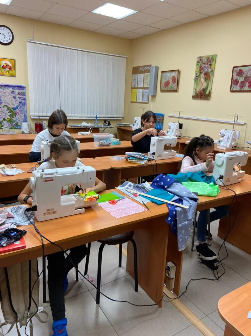 Летняя школа шитья для детей 9–12 лет ✂️

Пока у детей каникулы — можно не просто «занять время», а 