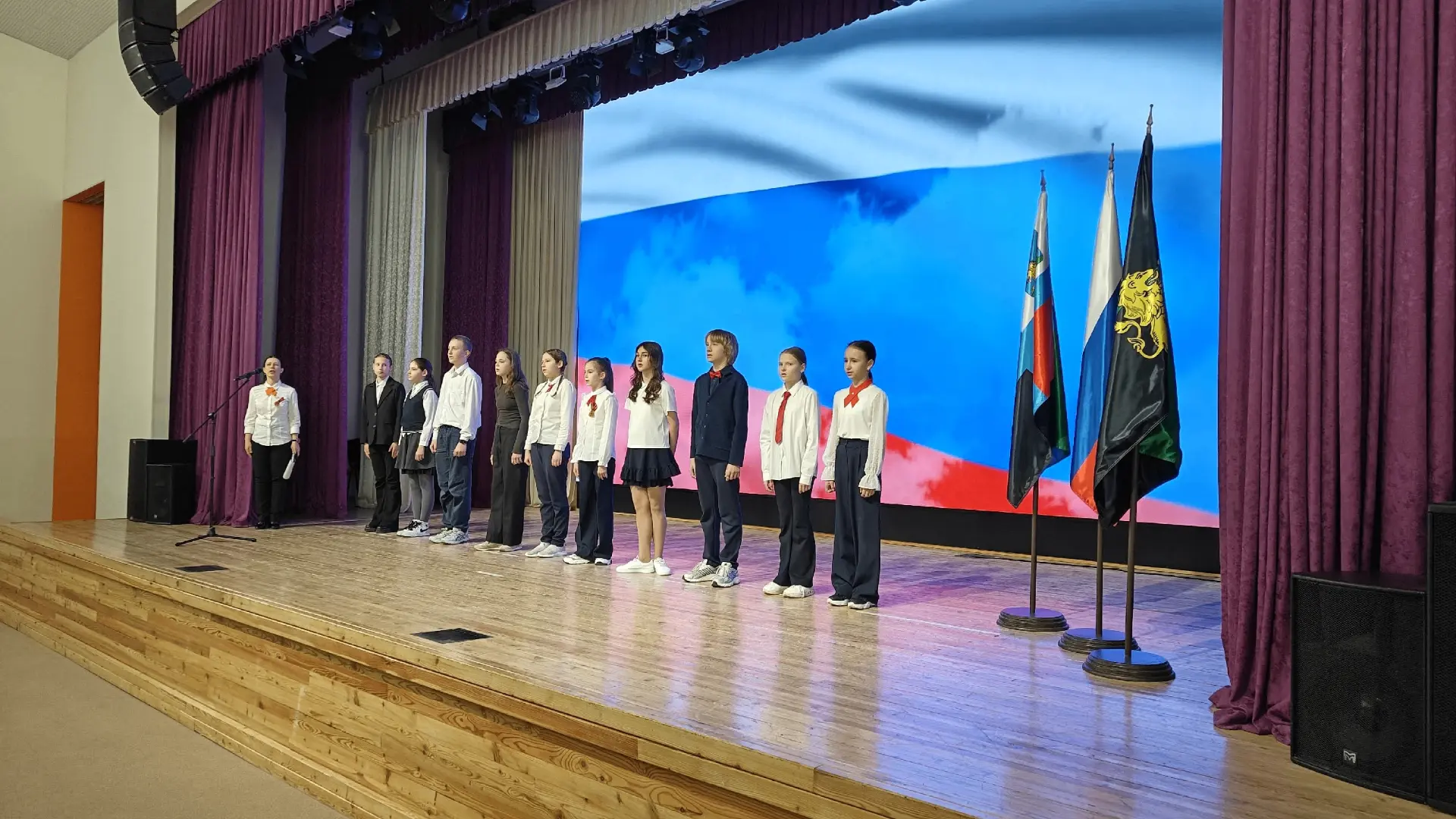 🇷🇺 По традиции новую учебную неделю начинаем с исполнения гимна РФ и торжественного караула возле фл