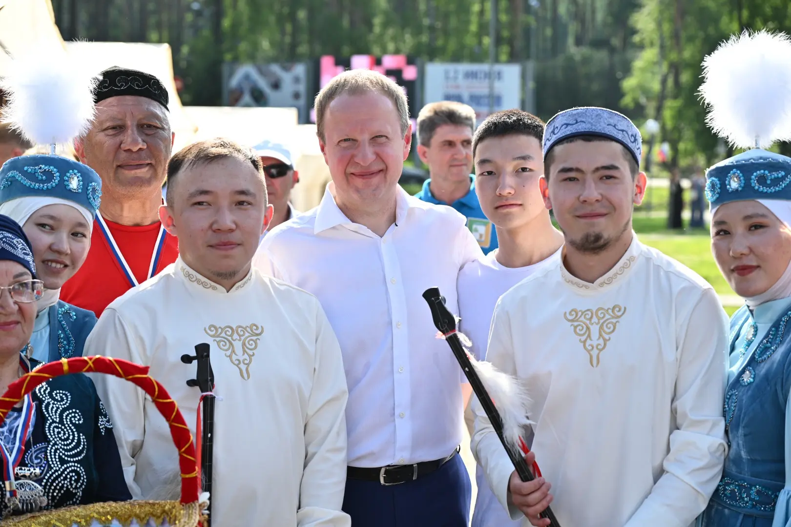 Всероссийский фестиваль в честь Дня России состоялся сегодня на Бирюзовой Катуни. С рад...