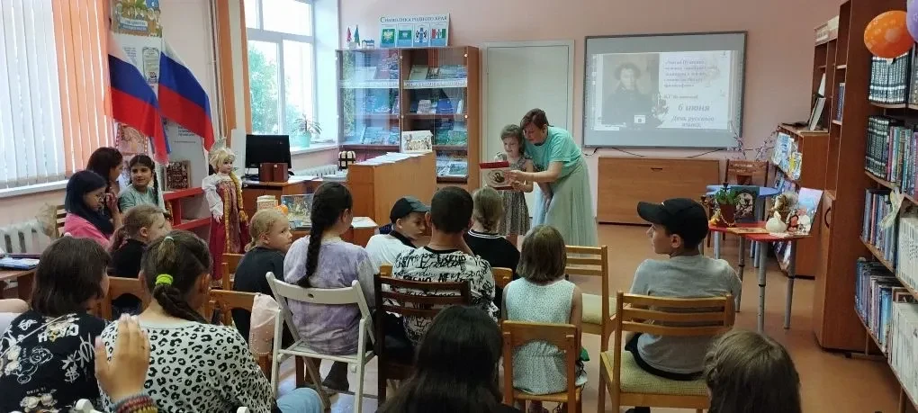 Сегодня воспитанники лагеря дневного пребывания нашей школы побывали в Доволенской центральной библи
