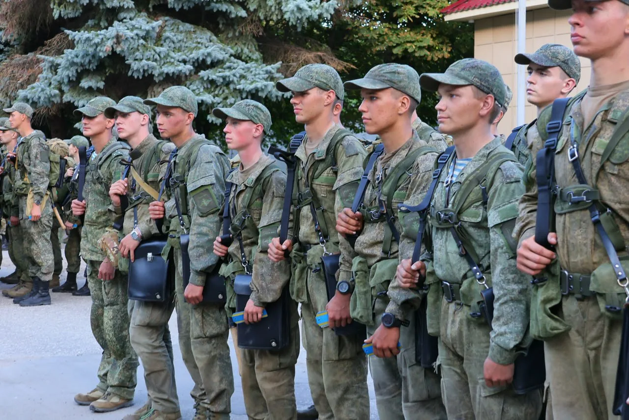 Курсантам рязанского училища ВДВ вручили первые погоны. Прошли за ними 70 км