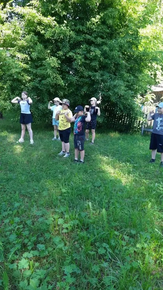 Сегодняшний день в лагере мы решили провести на свежем воздухе. Начался он с "Минутки здоровья"- утр