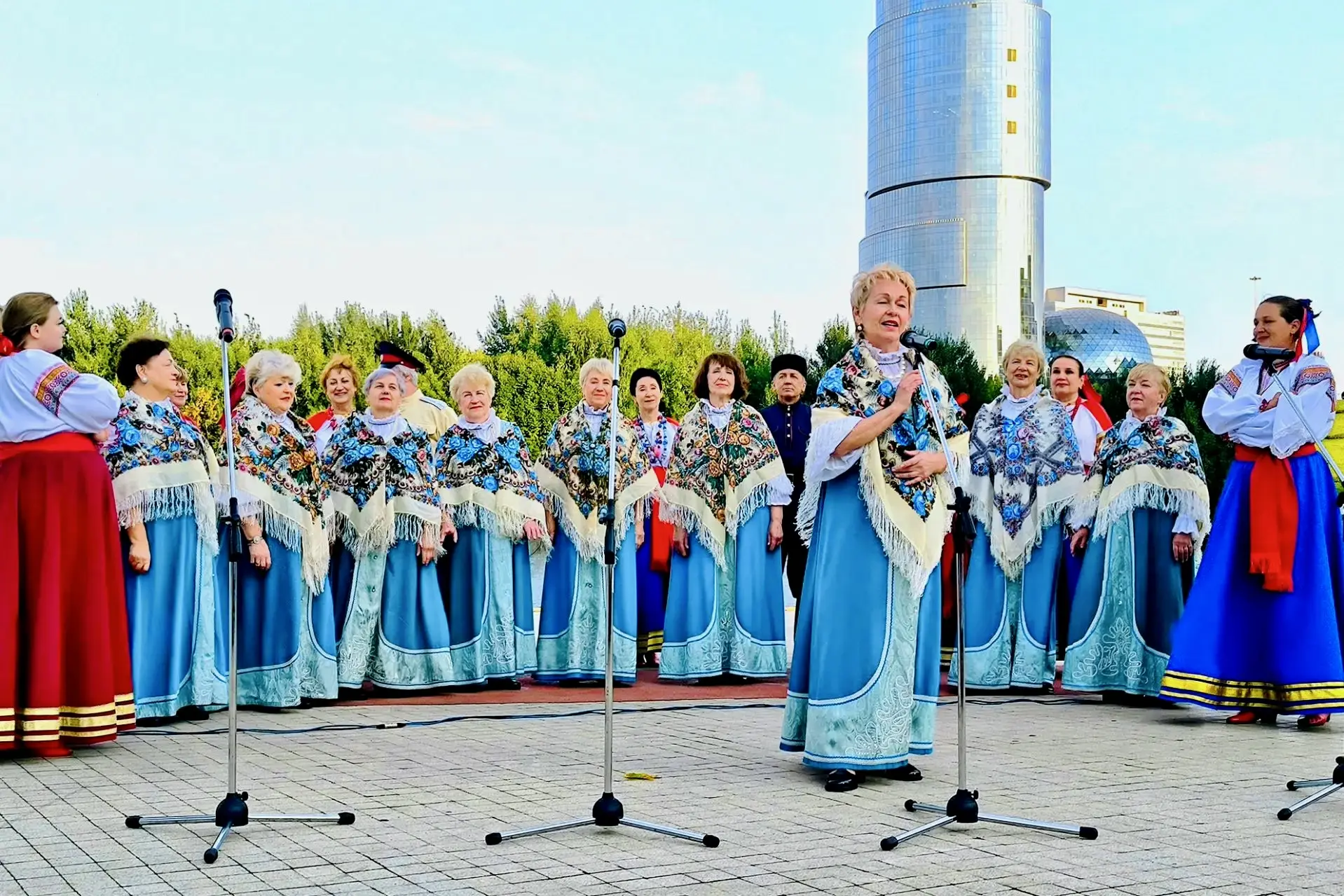🌅 Ещё один летний вечер у реки, наполненный русской песней, музыкой и тёплыми встречами!
