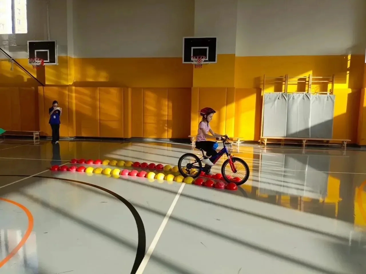 🚴 Безопасное колесо: испытание пройдено!  В пятницу ученики 6 «Ю» и 4 «У» классов достойно представи