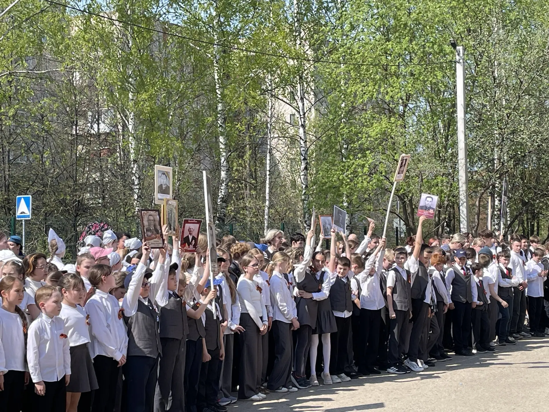 🚩 Прямо сейчас в школе 8 мая прошли линейки, посвящённые Дню Победы.  Стихи, песни, минута молчания.