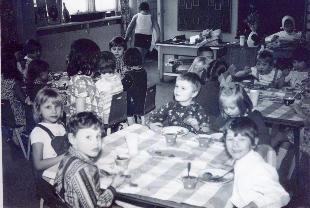 Этой архивной фотографии 47 лет. Здесь запечатлен обед в детском саду 32 Калининского р...