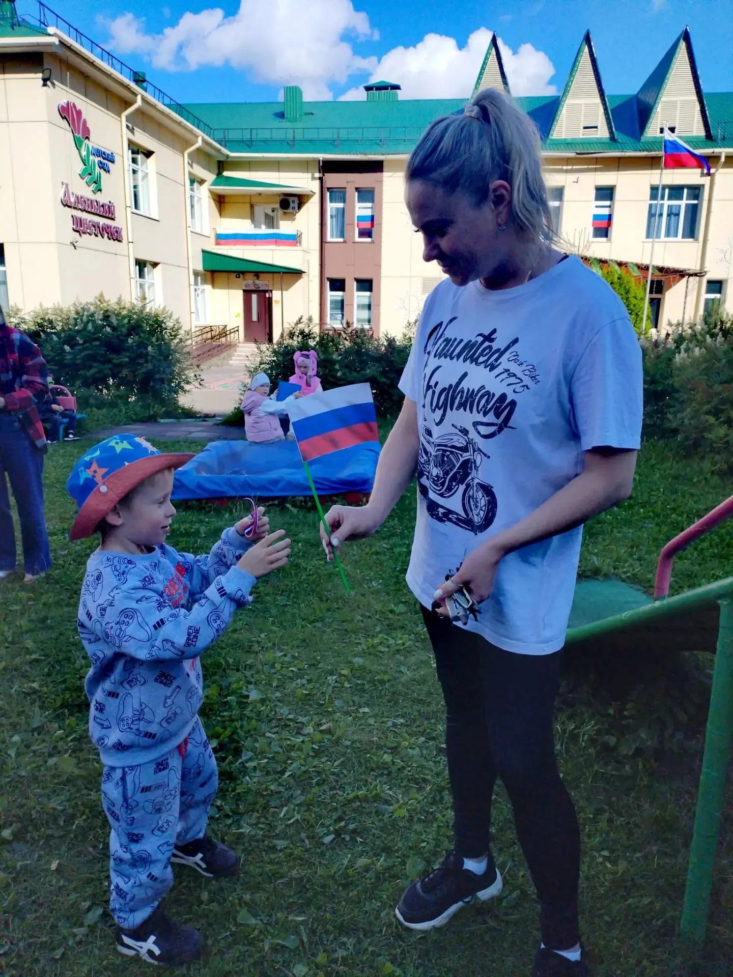 Три цвета Родины»: воспитанники нашего детского сада провели патриотическую акцию в чес...