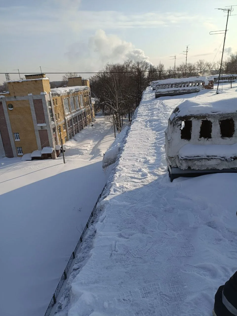 Альпинисты Домоуправляющей компании Приокского района ежедневно проводят работы по очистке крыш от с