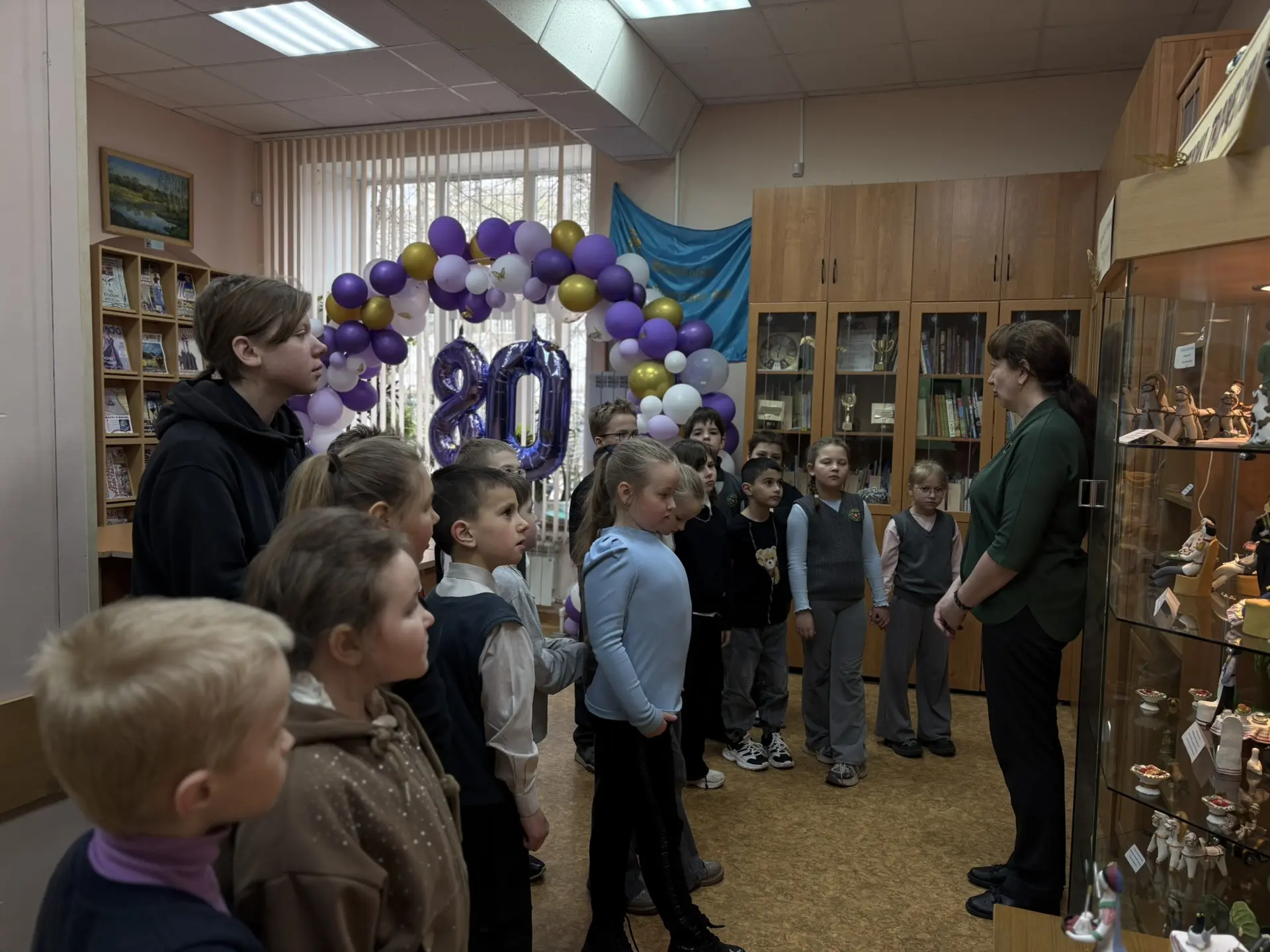 ✨ Путешествие в мир искусства: школьники посетили библиотеку ✨  Недавно учащиеся нашей школы побывал