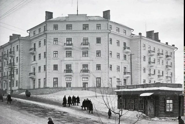 Новый 48-квартирный жилой дом по улице Максима Горького. 🏡 
Фото 1951 года. 
 
Источник: Архив ГАРО