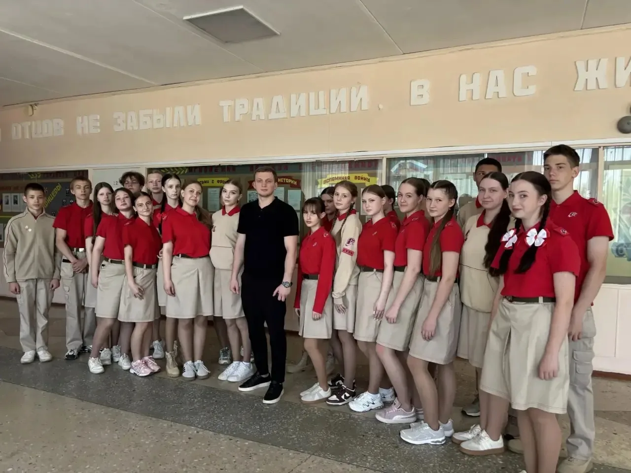 «Живой диалог поколений: юнармейцы 9 «Б» встретились с героем нашего времени» ⭐
