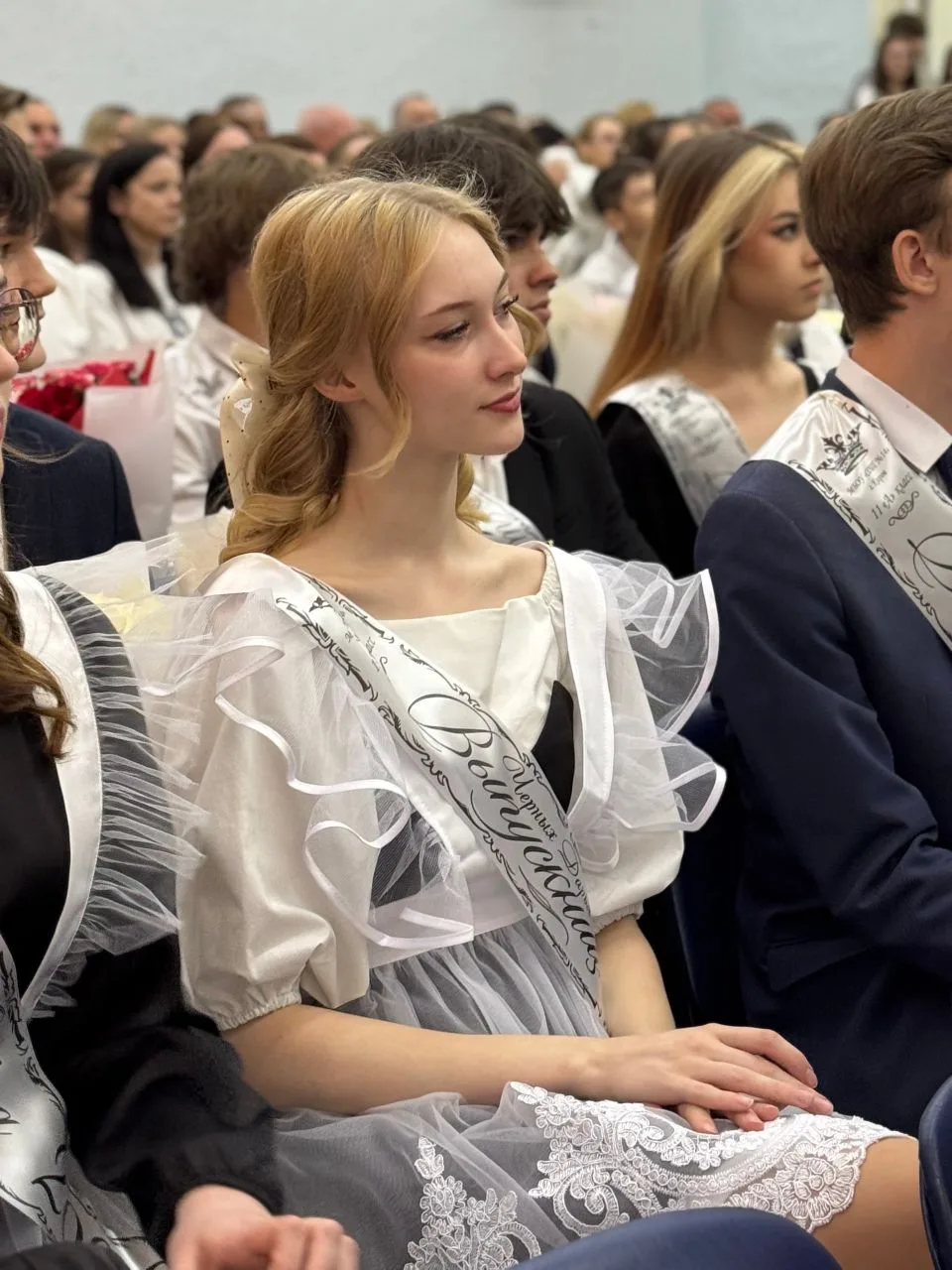 Сегодня для 11 класса прозвенел последний звонок. Этот день — как остановившееся мгновение: смех и с