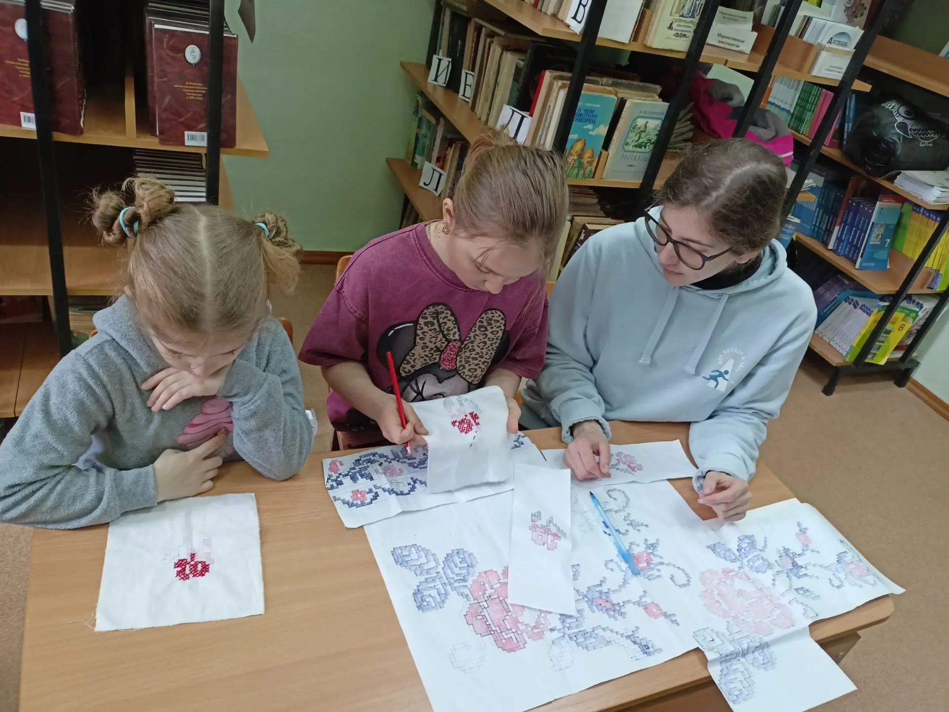 Цветочные узоры 🌺

🌿Вышивка — это искусство украшения ткани с помощью иглы и нитей, которое сущест
