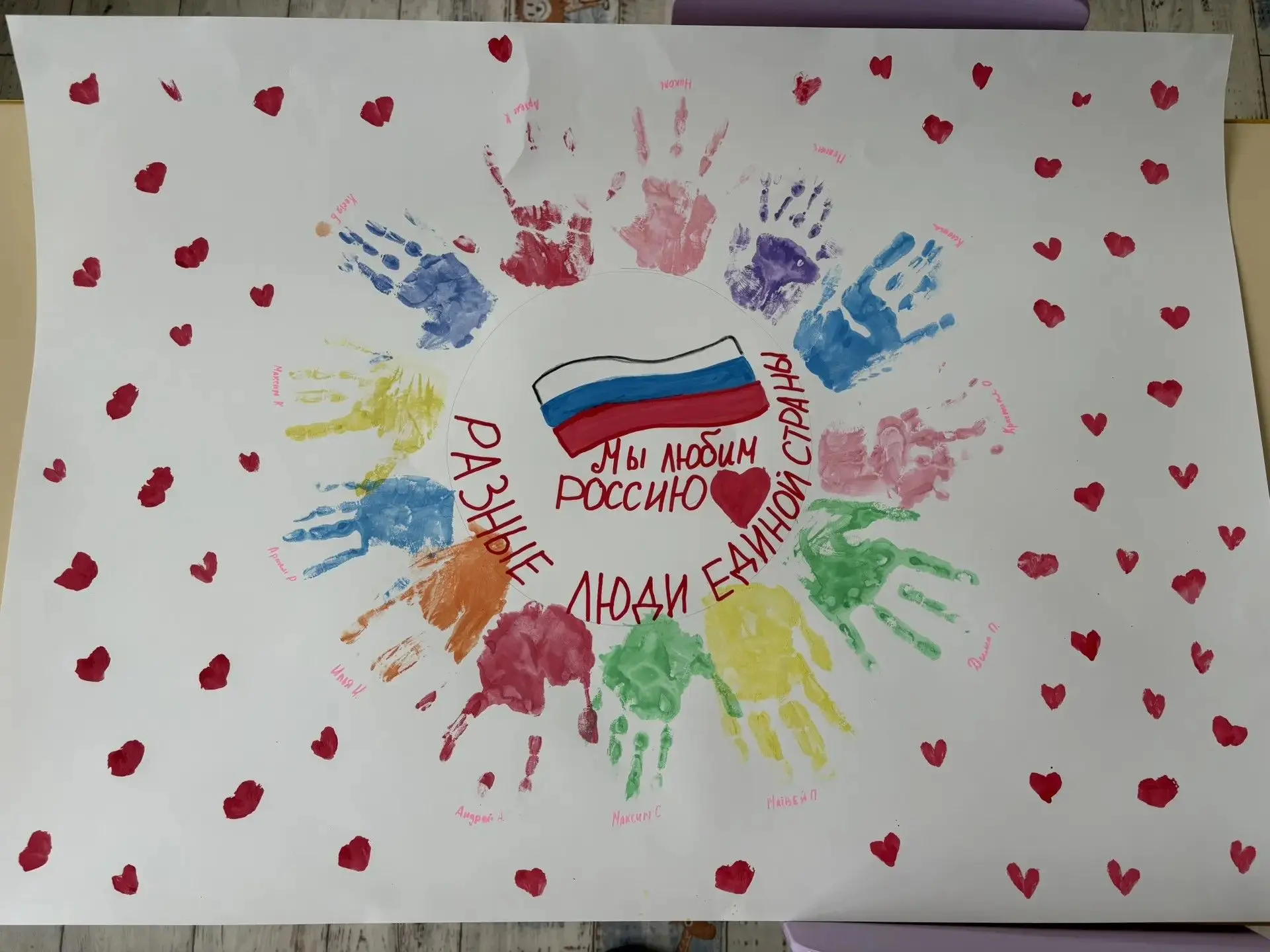 🎨🇷🇺В преддверии праздника Дня России ребята подготовительной группы «Пчёлки» и старш...