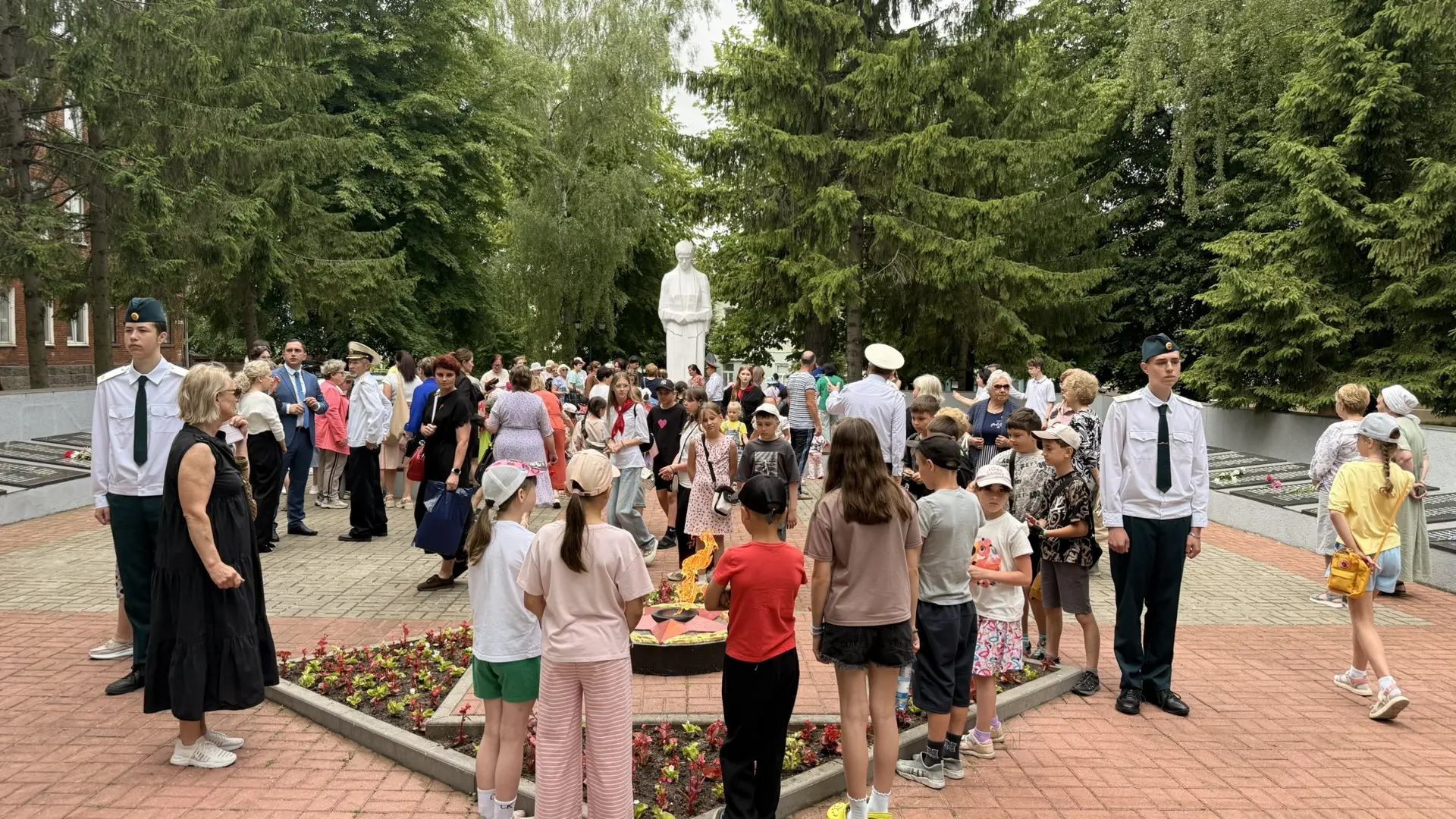 22 июня. День, когда замерла жизнь.

Памятная дата, пропитанная скорбью. День, когда мирное небо был