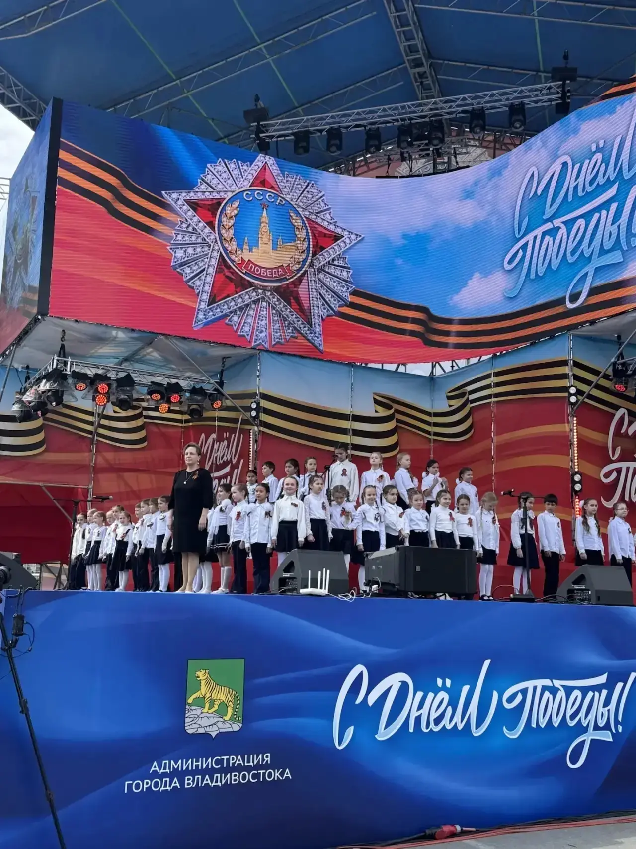 9 мая на главной площади Владивостока наш хор «Голос Формата» выступил с пронзительным номером «Я хо