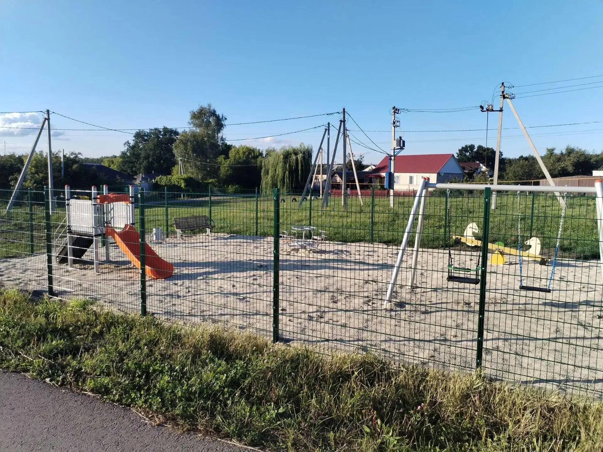 Хорошие новости пришли из села Хлевное! На улице Красная появилась новая детская площадка.