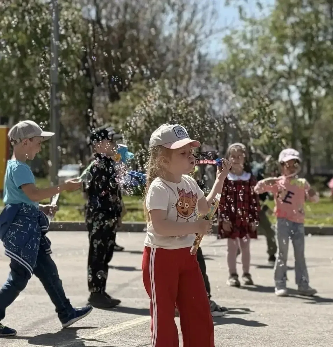☀️🔥Мы поздравляем с праздником
Сегодня всех детей!
И мирное пусть солнышко
Согреет всех людей!