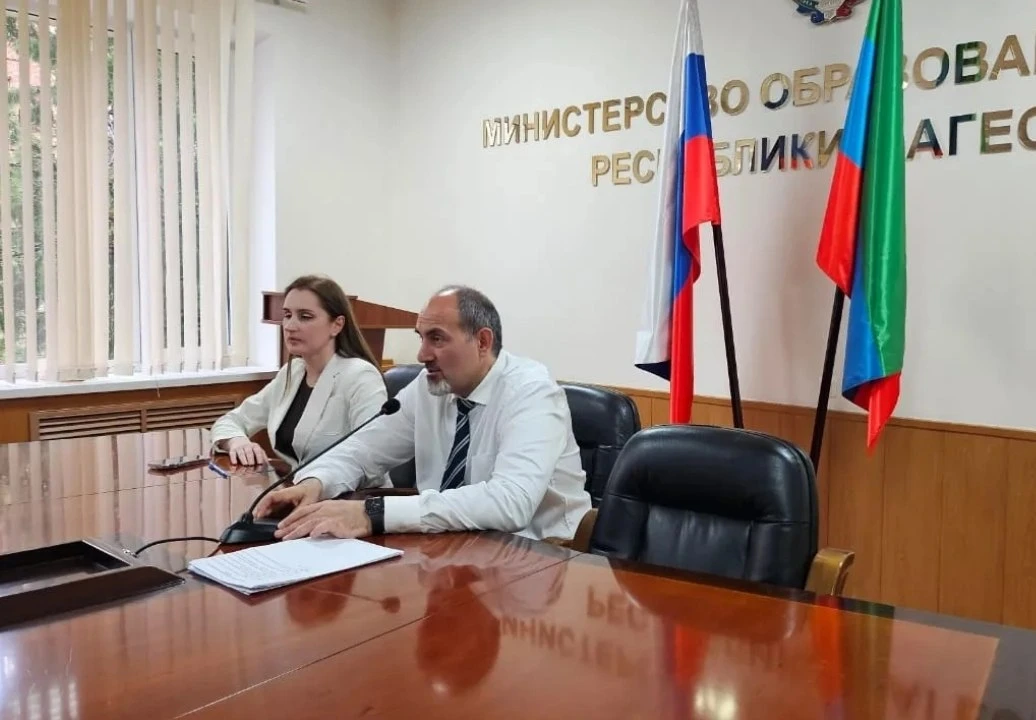Провел совещание с руководителями управлений образования и образовательных организаций в режиме ВКС.