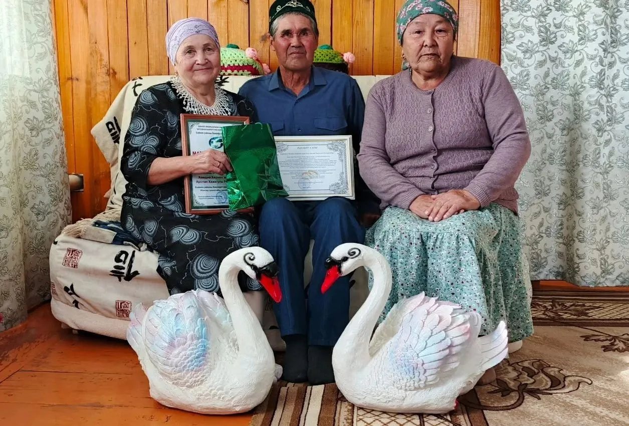 Икенсе Этҡол ауылының өлгөлө ғаиләләренең береһе -  Хәмдиә Хөрмәт ҡыҙы һәм Арслан Хажи ...