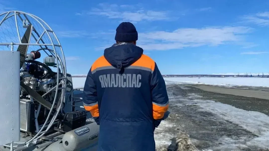 ❗️ Лёд больше не держит: спасатели дежурят у закрытой переправы.  Переправа между Салехардом и Лабыт