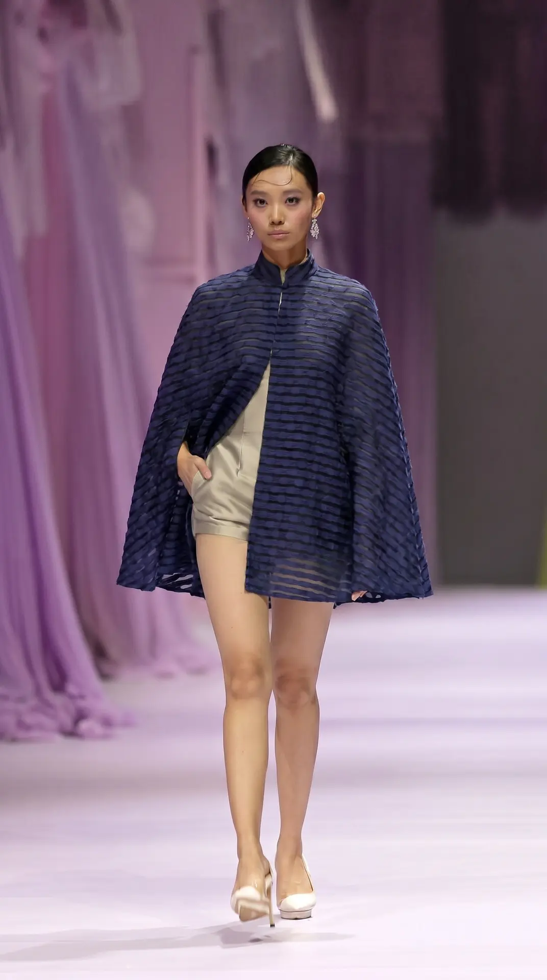 Жаккард BOTTEGA VENETA 
Очень необычная позиция. На полупрозрачной основе выткан плотный геометричны