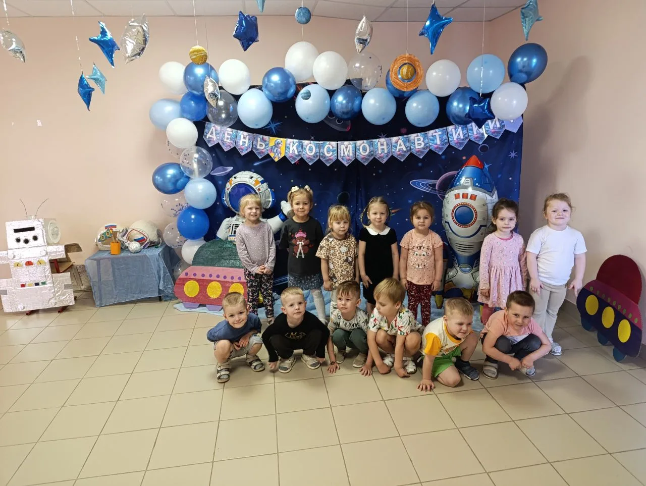 День Космонавтики - праздник, посвящённый первому полёту человека в космос. В России ег...